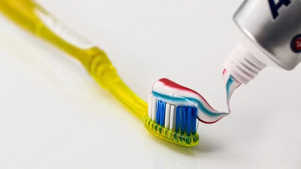 Essential Oils for Gum Disease: What Mouthwash Evidence Means