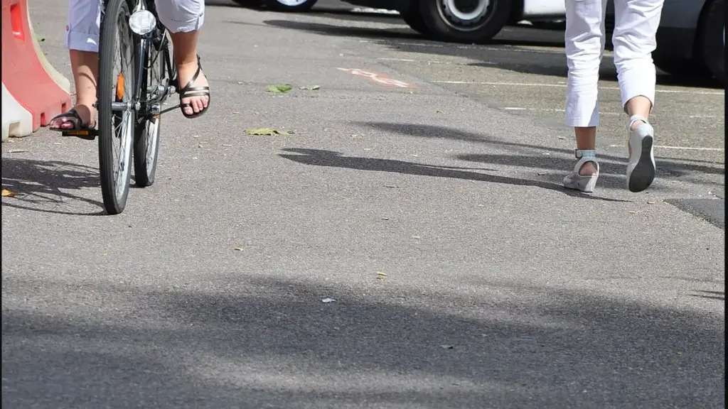 People walking and cycling outdoors as a visual cue for activity; poor circulation requires cause-specific assessment