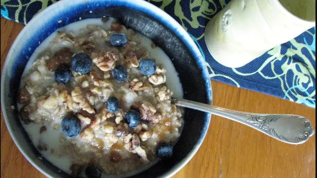 A bowl of oats with blueberries and nuts, a high-fibre food relevant to haemorrhoid self-care