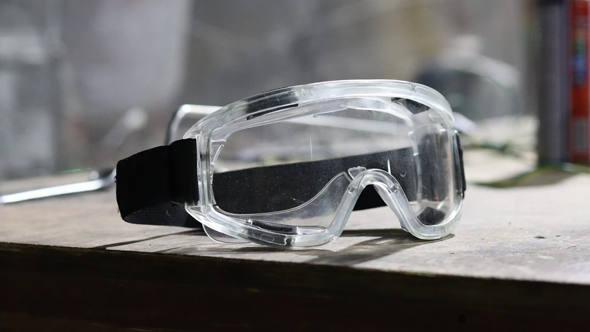 Protective safety goggles