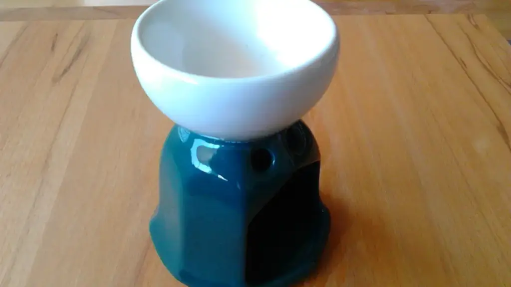 A ceramic aroma lamp with a tealight and a shallow fragrance bowl