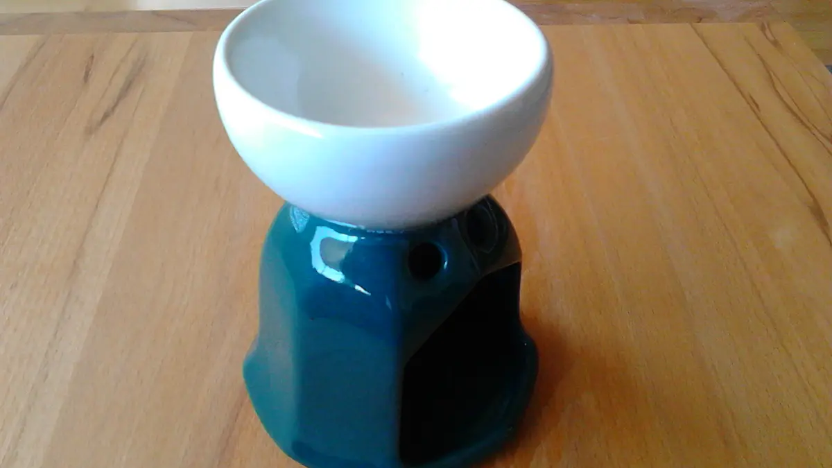 A ceramic aroma lamp with a tealight and a shallow fragrance bowl
